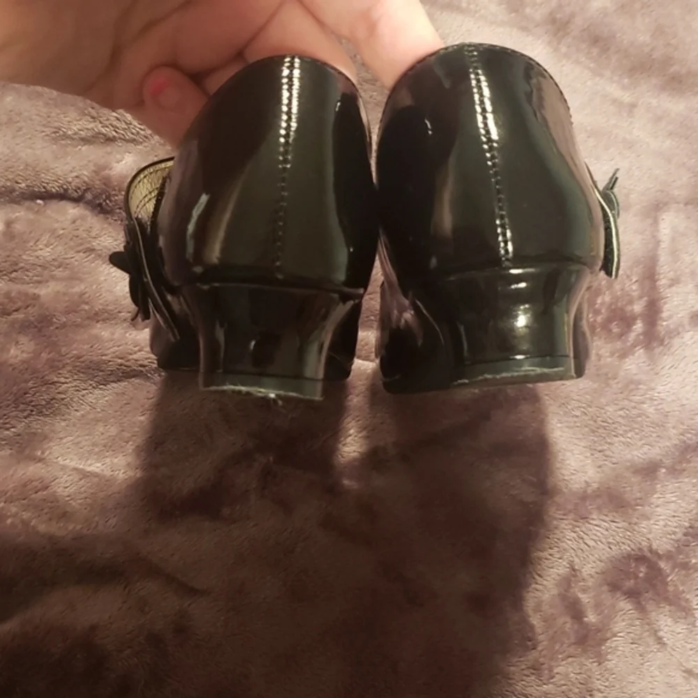 Black shiny‎ sandals size 3